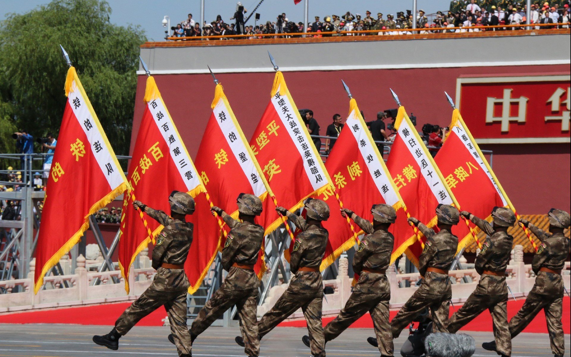 库兹马诺维奇在巴黎奥运会手球比赛中多次扑救对方角球，库兹马传球